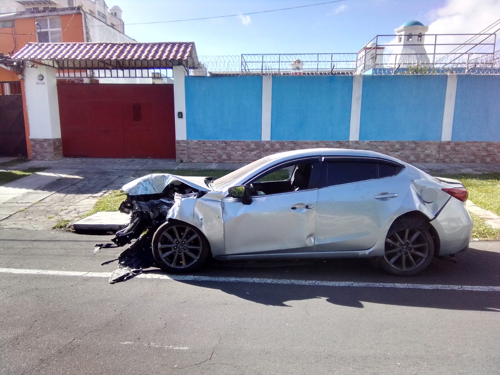 Chocado y abandonado: qué pasará con el auto destrozado que permanece en una calle de la zona 12 desde hace varios días
