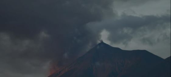 El Volcán de Fuego estuvo en fase eruptiva y lanzó ceniza durante el sábado y la mañana de este domingo, según las autoridades la actividad en el coloso se normalizó. (Foto Prensa Libre: Hemeroteca PL)