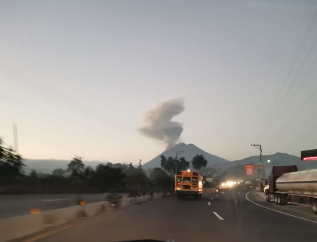 Explosión en el Volcán de Fuego la mañana del 29 de diciembre de 2022. (Foto Prensa Libre: Julio Román)