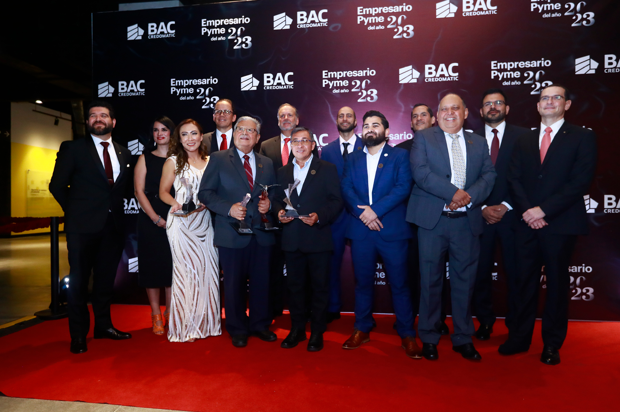 Autoridades de BAC Credomatic junto a ganadores y nominados a Empresario PYME del Año.  / Foto: María José Bonilla