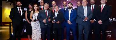 Autoridades de BAC Credomatic junto a ganadores y nominados a Empresario PYME del Año.  / Foto: María José Bonilla