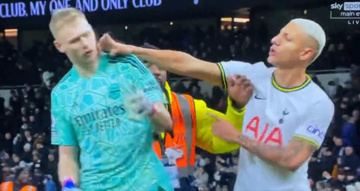 VIDEO | ¡Bochornoso! Richarlison se pelea con Ramsdale y un aficionado intenta agredir al guardameta en la Premier League