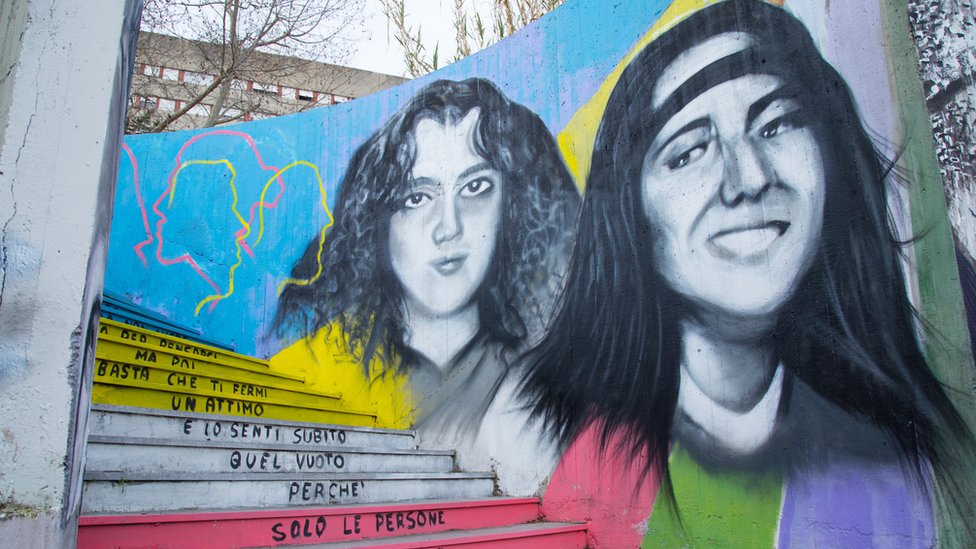 Emanuela Orlandi (derecha) desapareció 40 días después de que lo hiciera otra niña de 15 años, Mirella Gregori, en Roma. Ambas están retratadas en este mural.