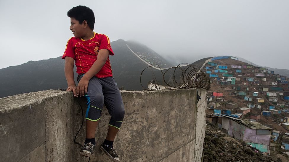 La justicia peruana ordena derribar el polémico muro que separa una de las zonas más ricas de Lima de una de las más humildes