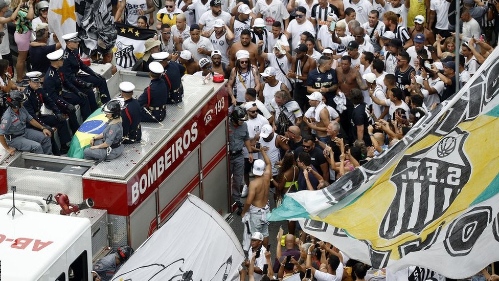 Miles de personas se congregaron para ver el féretro de Pelé que fue trasladado en un camión de bomberos por las calles de Santos. (REUTERS)


