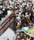 Miles de personas se congregaron para ver el féretro de Pelé que fue trasladado en un camión de bomberos por las calles de Santos. (REUTERS)

