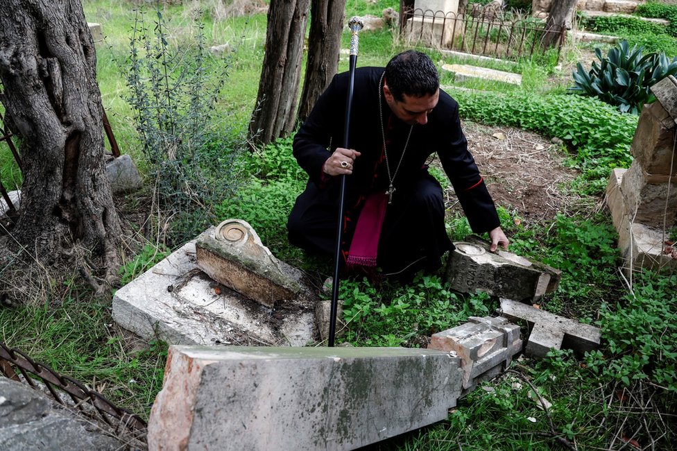 La indignación de la Iglesia Anglicana y de Reino Unido por las tumbas vandalizadas en un cementerio cristiano en Israel
