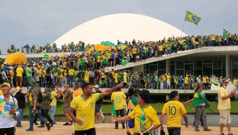 Ataviados con los colores amarillo y verde de Brasil, los seguidores de Bolsonaro irrumpieron en las instituciones. GETTY IMAGES