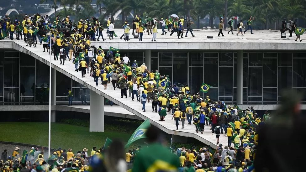 Las preguntas para entender el asalto a las instituciones del Estado en Brasil por simpatizantes de Bolsonaro y las interrogantes que deja
