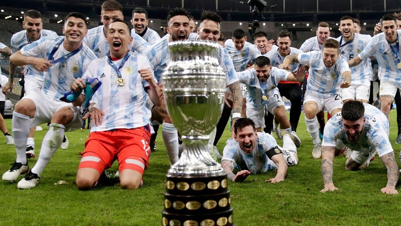 Аргентина сколько раз чемпион по футболу. Аргентина Кубок Америки 2021. Сборная Аргентины выиграла Кубок Америки. Месси Аргентина 2021 Кубок. Кубок копа Америка.