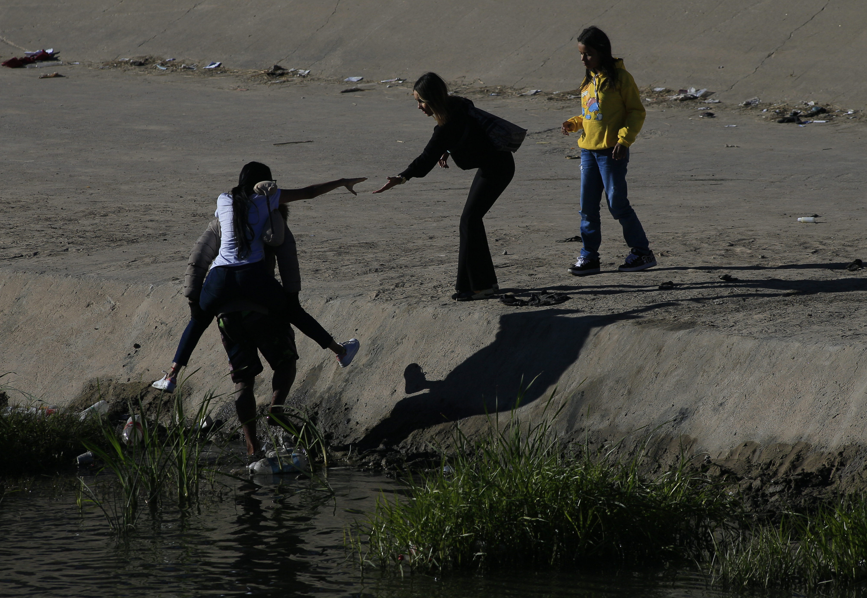 Migrantes cruzan el río Bravo en un área de Ciudad Juárez, México. Aunque EE. UU. asegura que sus fronteras están cerradas, miles llegan todos los años. Solo guatemaltecos, en 2022 arribaron más de 231 mil que debieron pagar miles de quetzales a los coyotes para su traslado.  (Foto Prensa Libre: EFE)