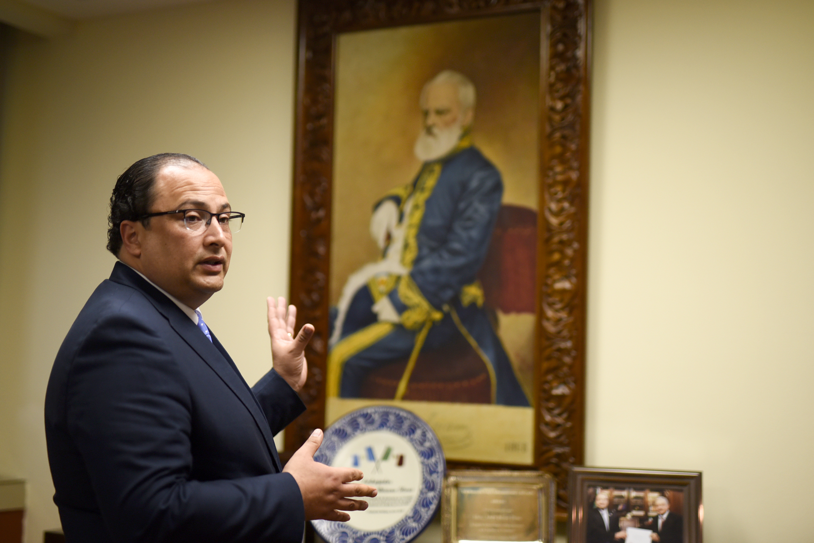 El Canciller guatemalteco, Mario Búcaro habla durante una entrevista a EFE en su despacho en el Ministerio de Relaciones Exteriores. (Foto Prensa Libre: EFE)