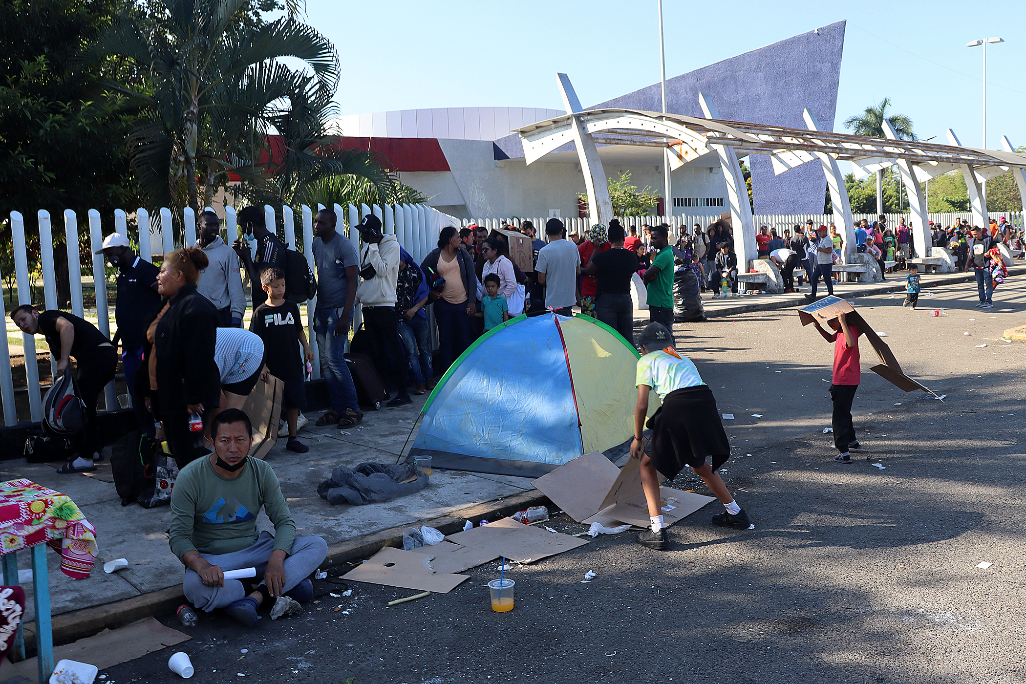 Migrantes hacen fila frente al centro de atención provisional del Instituto Nacional de Migración (INM) para regularizar su situación migratoria. Fotografía: EFE/Juan Manuel Blanco.