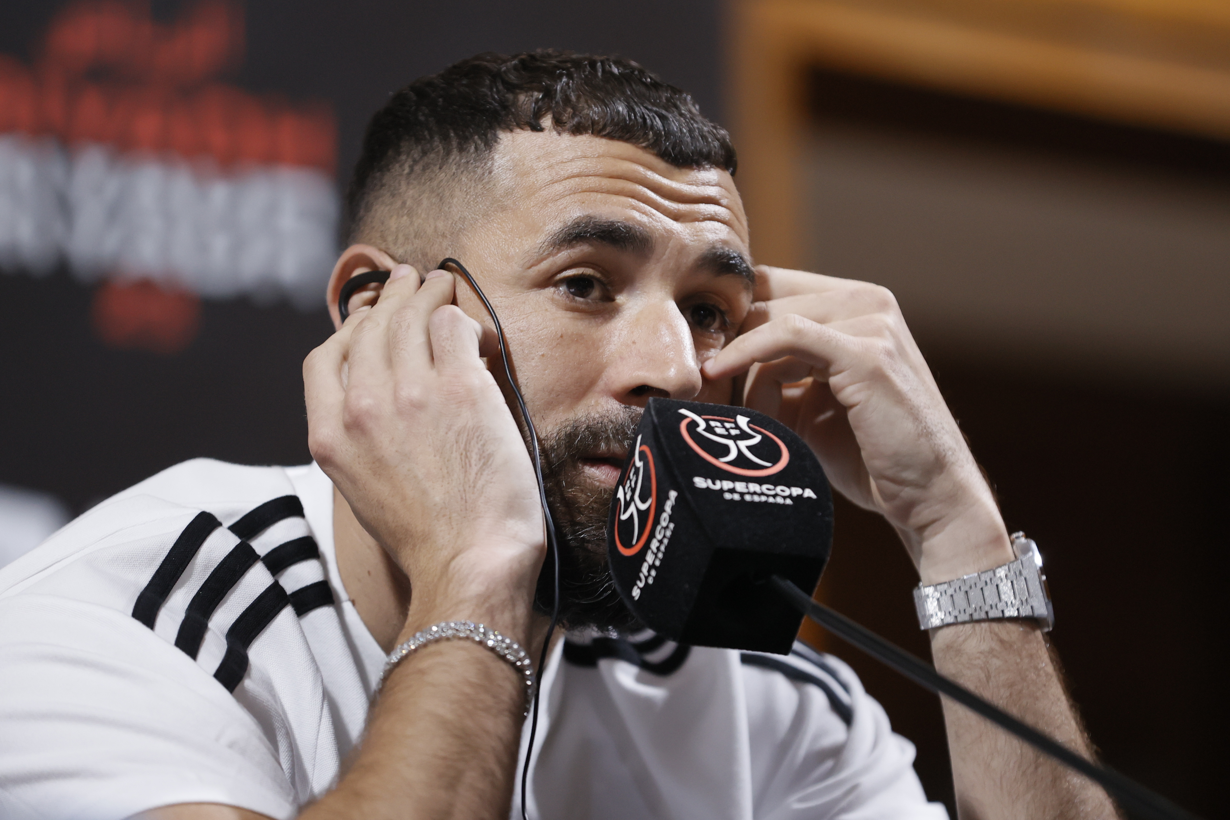 El delantero del Real Madrid Karim Benzemá durante la rueda de prensa ofrecida este sábado en Riad con motivo de la Supercopa contra el FC Barcelona. Foto Prensa Libre (EFE)