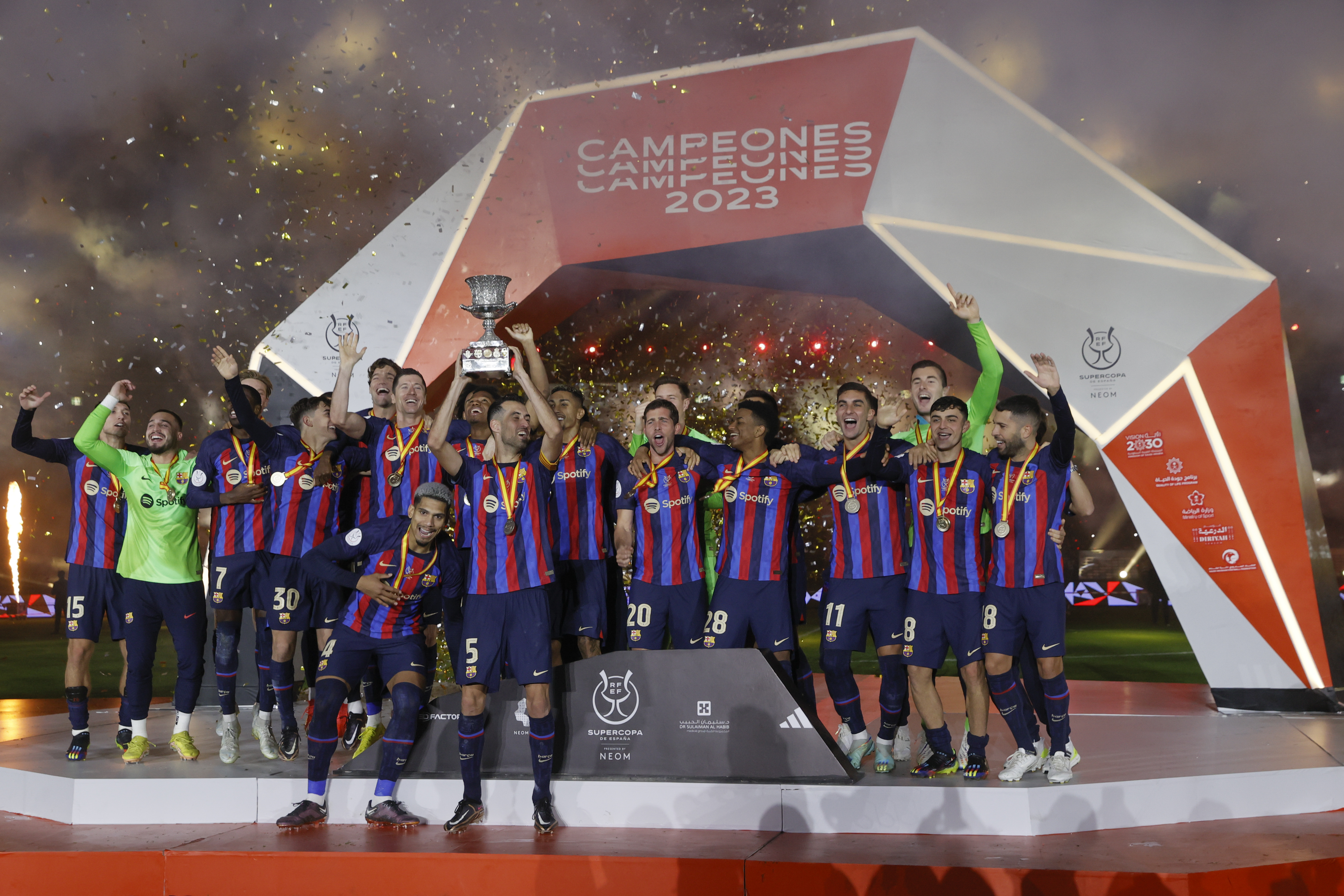 Los jugadores del FC Barcelona celebran con el trofeo la victoria tras la final de la Supercopa de España 2023 que Real Madrid y FC Barcelona jugaron este domingo en el estadio internacional Rey Fahd de Riad, Arabia Saudí. Foto Prensa Libre (EFE)