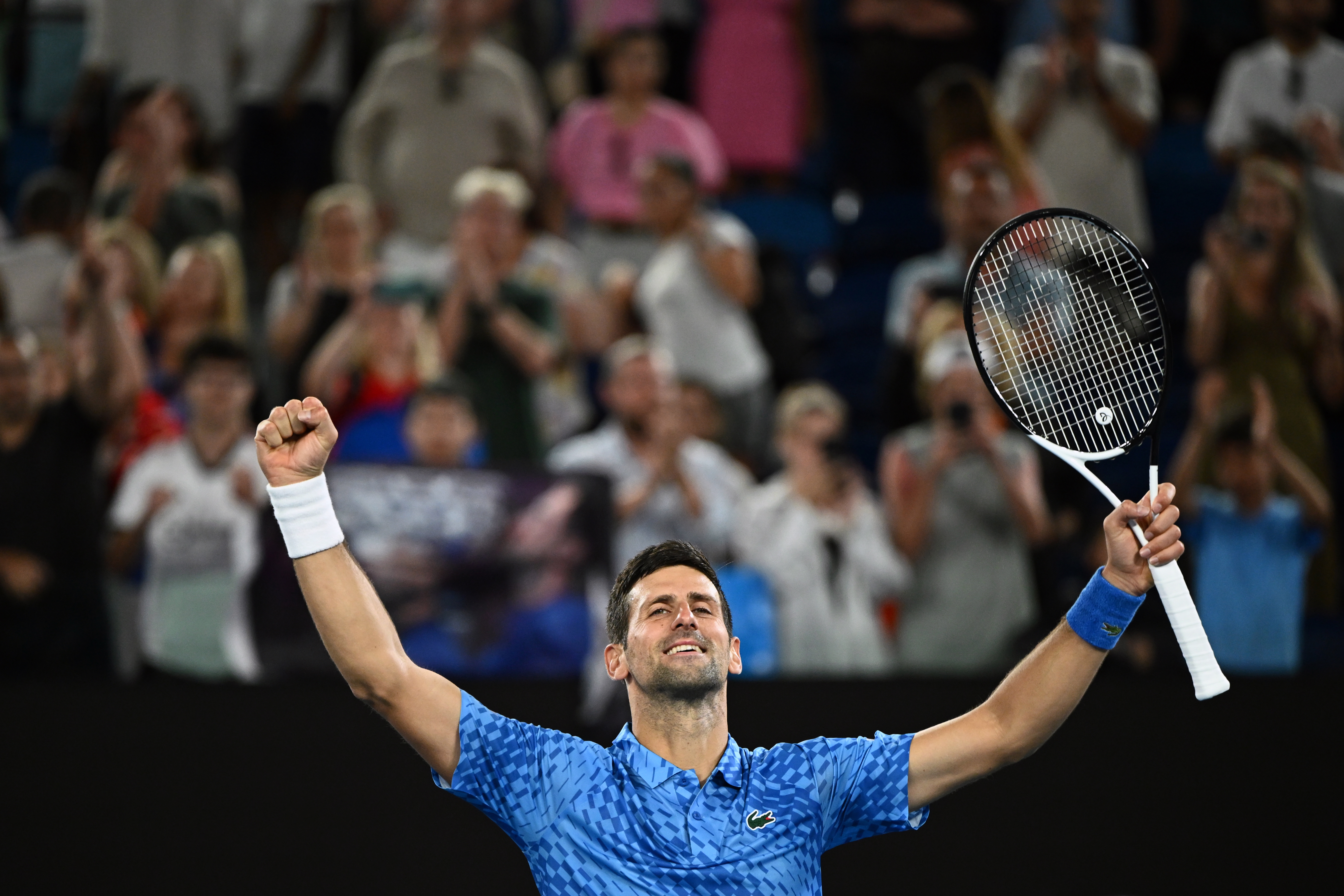 Novak Djokovic este martes, en su debut en el Abierto de Australia 2023. (Foto Prensa Libre: EFE)