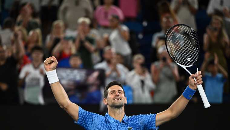 Novak Djokovic este martes, en su debut en el Abierto de Australia 2023. (Foto Prensa Libre: EFE)