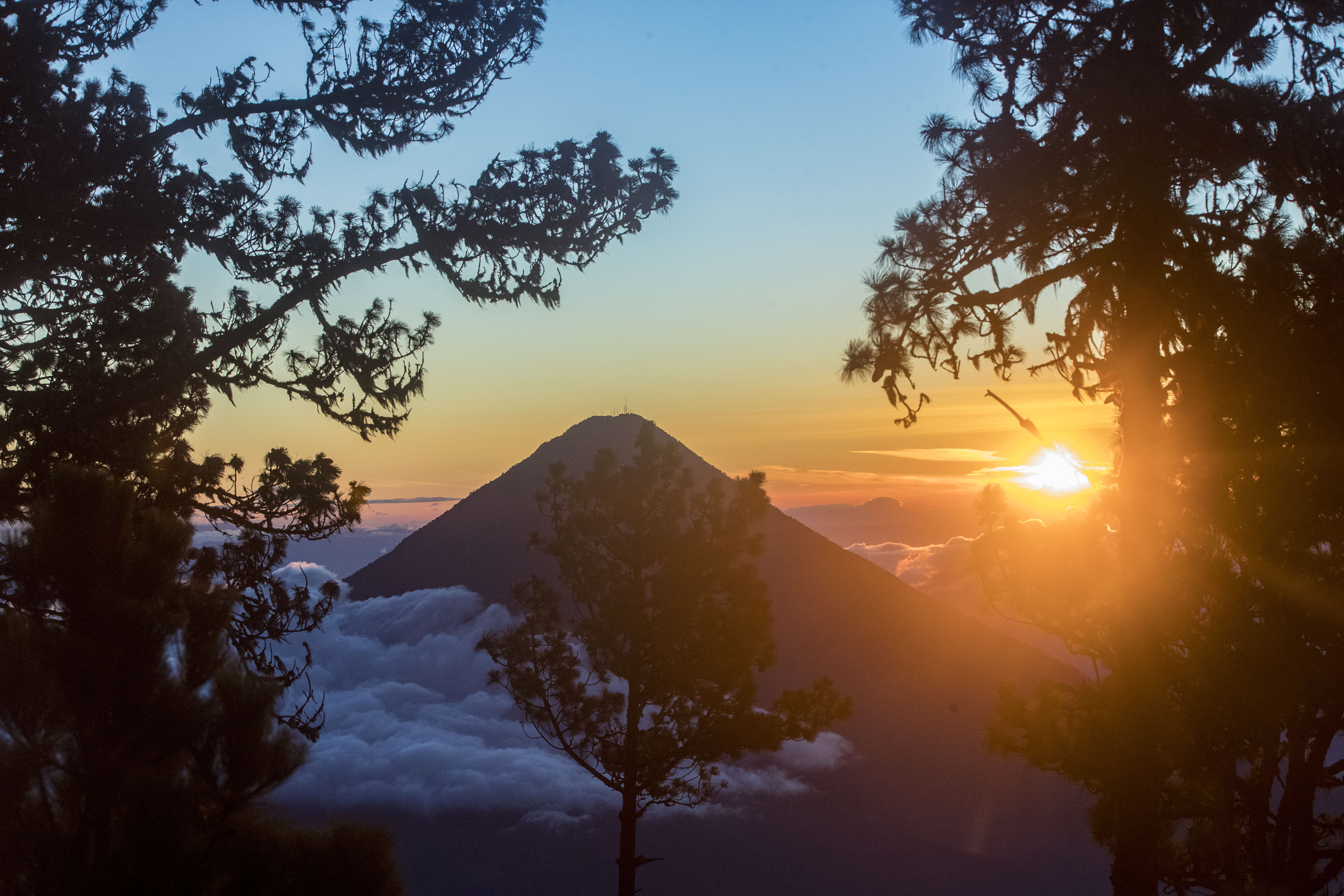Aviso de Conap de no subir al Volcan Acatenango por riesgo en campamentos no autorizados y derrumbes