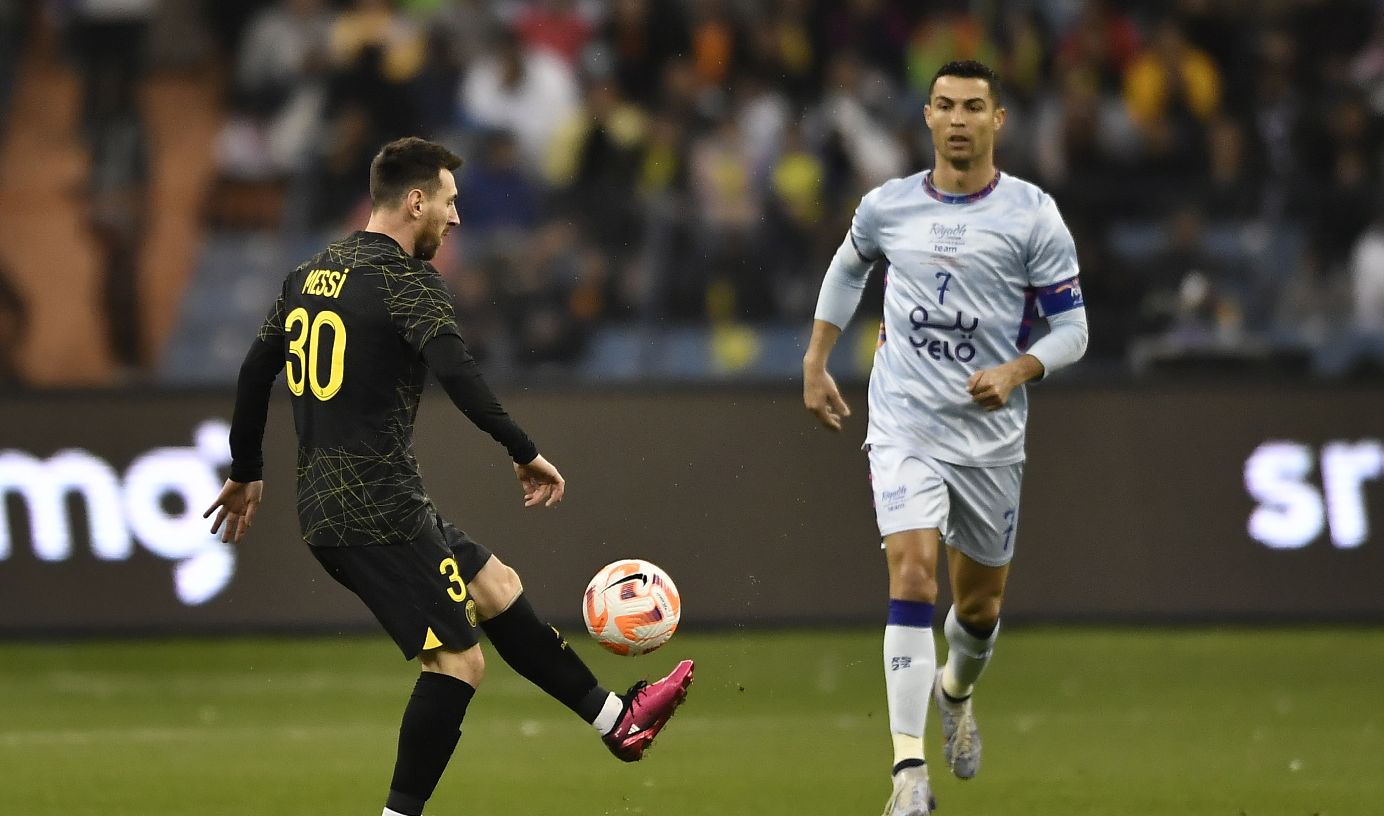 Messi y Ronaldo en su anterior enfrenamiento. Un PSG vs Al Nassr. Foto Prensa Libre (EFE)