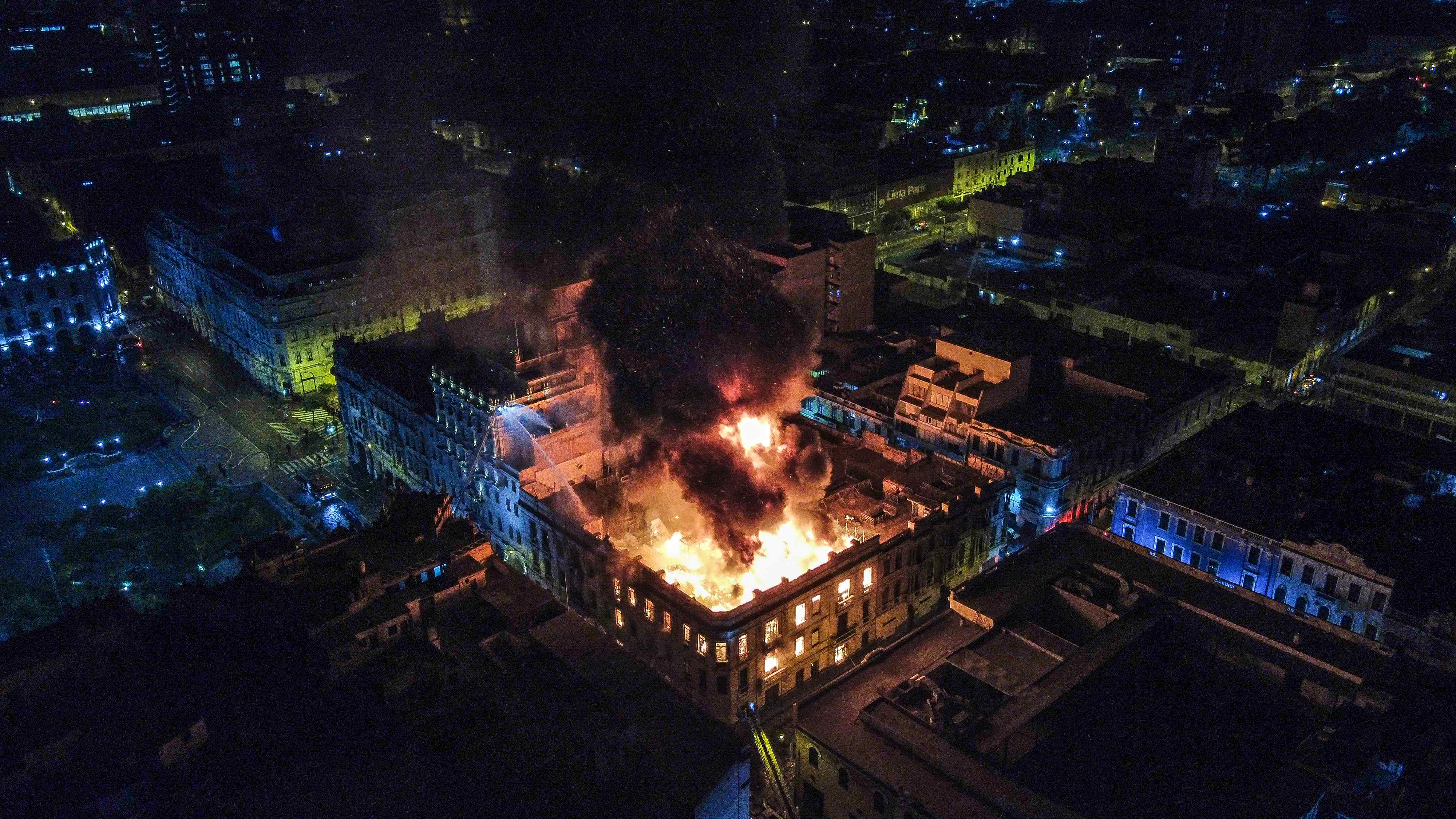 Un incendio arrasa una casona en el centro de Lima en medio de las protestas