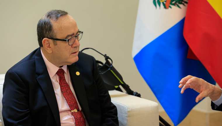 El presidente de Guatemala, Alejandro Giammattei, durante la reunión con el presidente del Gobierno español, Pedro Sánchez, este viernes en el Palacio de la Moncloa. (Foto Prensa Libre: EFE)