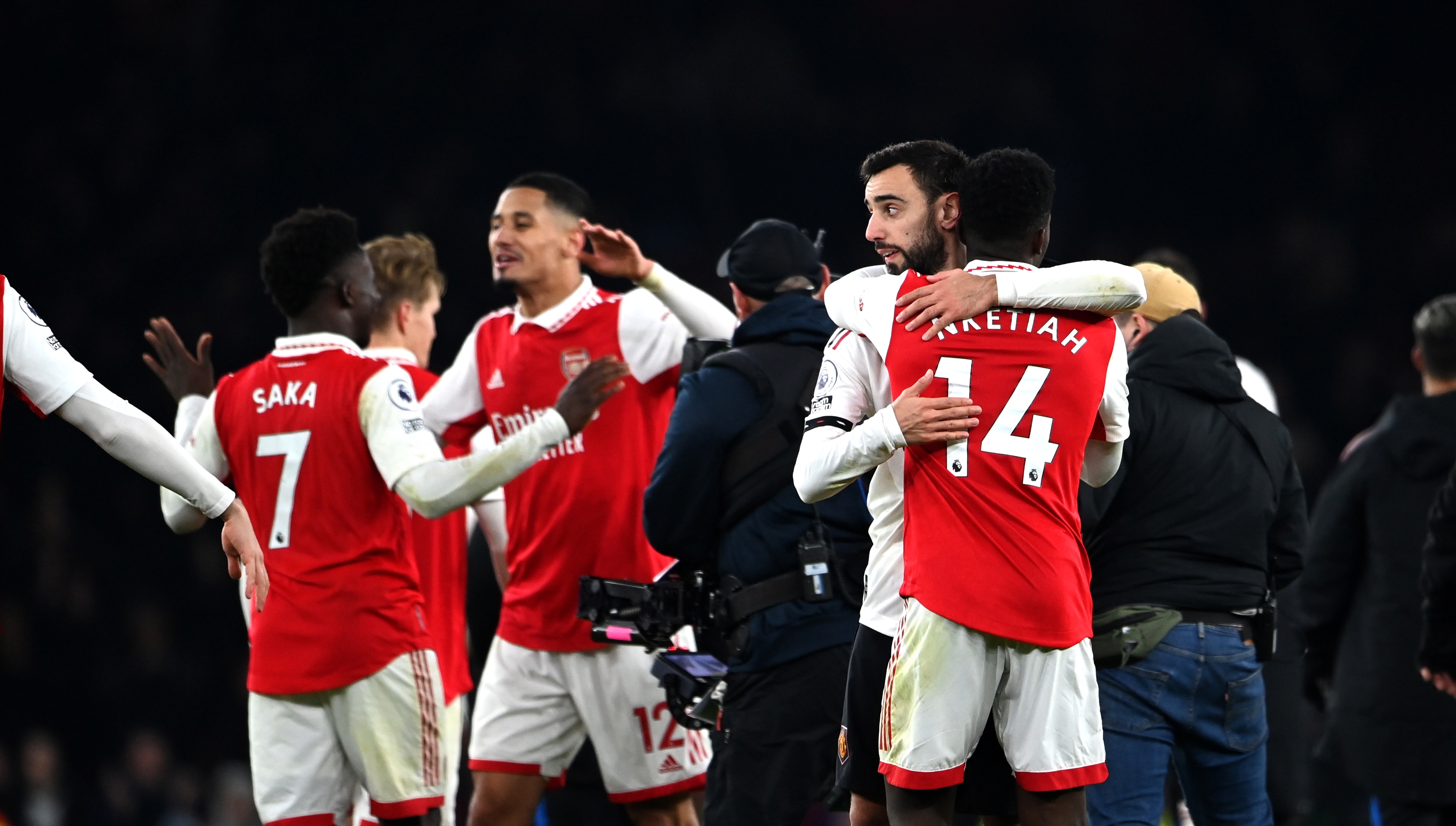 Los jugadores del Arsenal celebran la victoria en el último suspiro. Foto Prensa Libre (EFE)