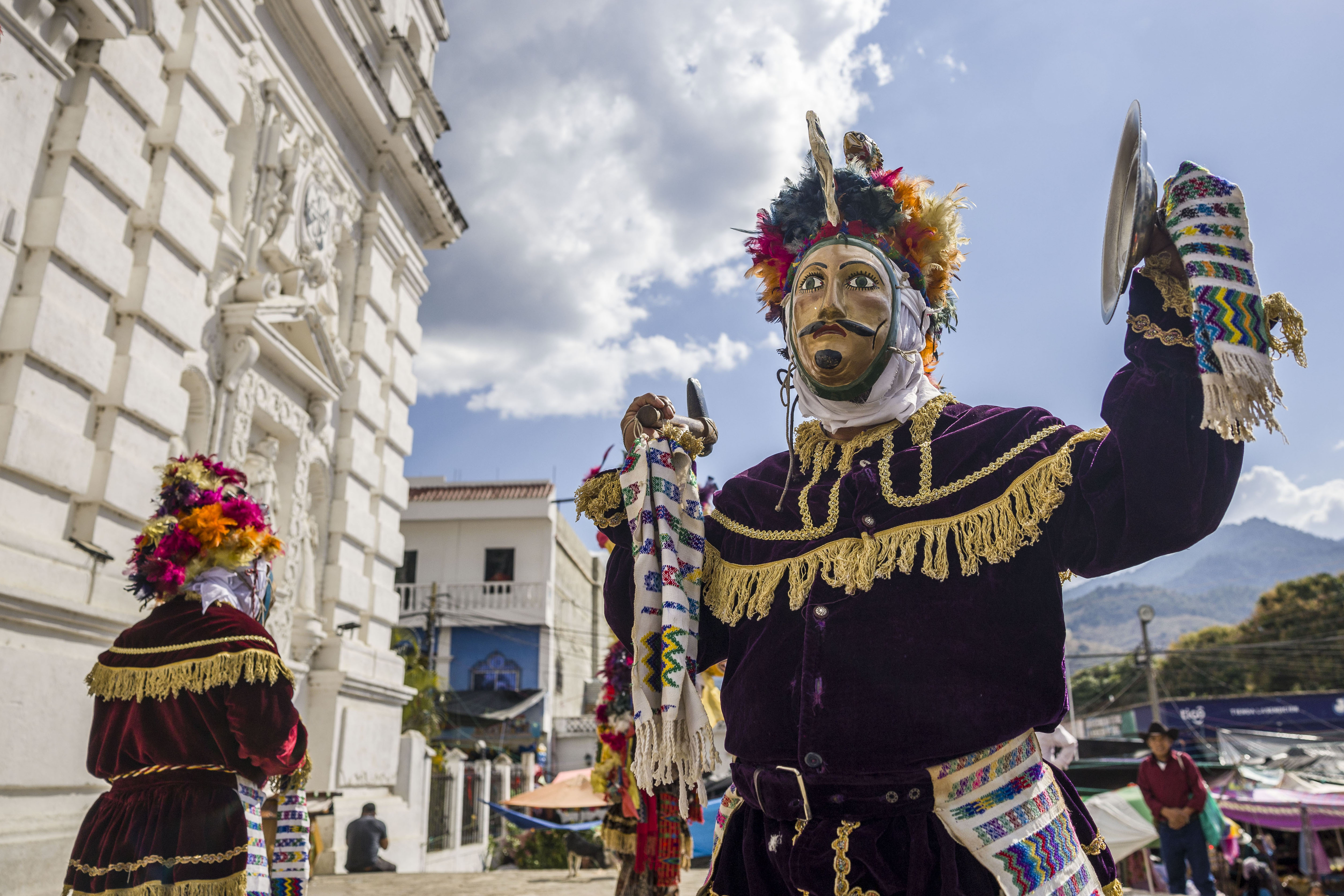 Con máscaras y coloridas vestimentas, pobladores indígenas del municipio de Rabinal, ubicado en el Baja Verapaz, en una foto de archivo donde interpreta el Rabinal Achi'. (Foto Prensa Libre: EFE)