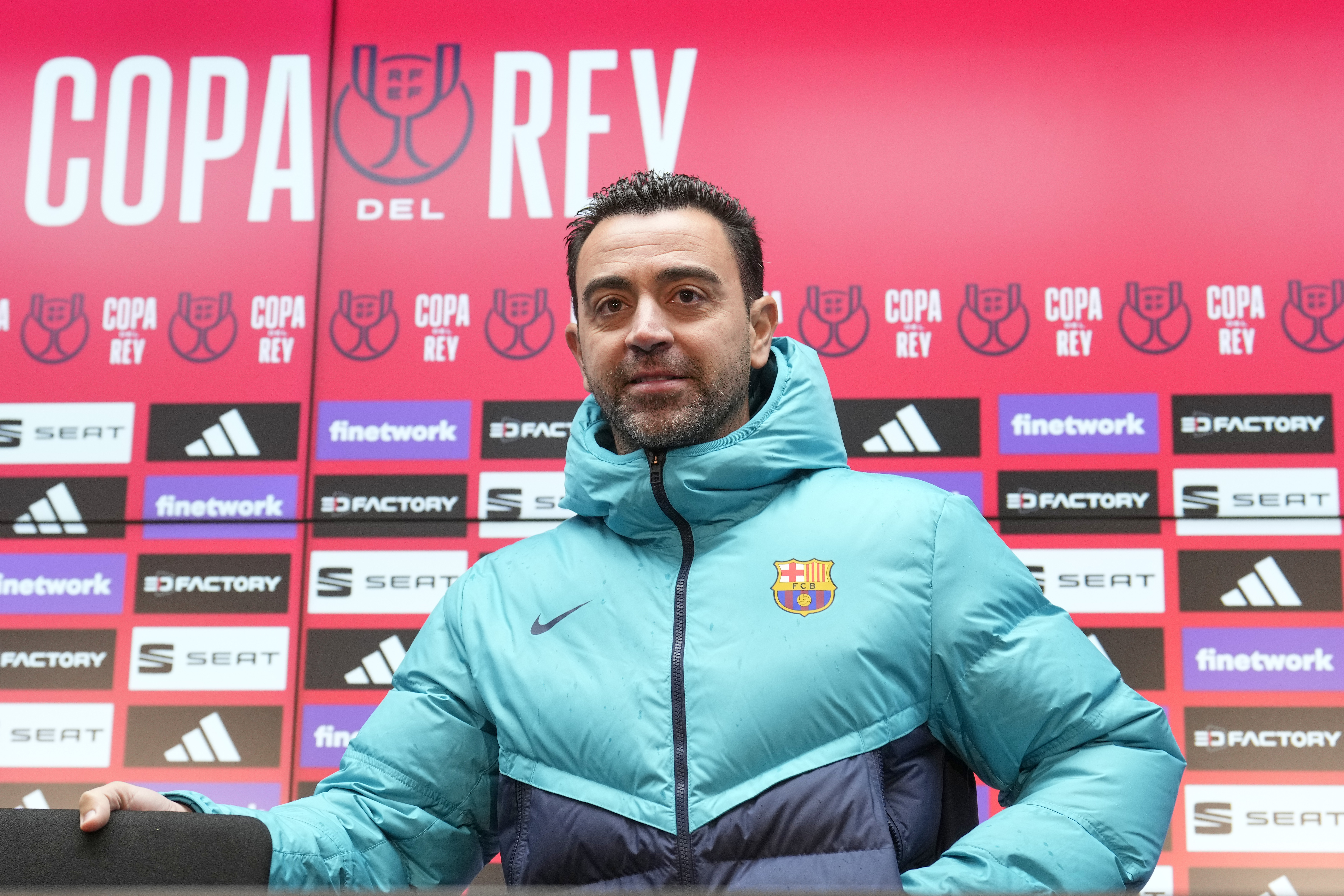 El entrenador del FC Barcelona, Xavi Hernández, durante la rueda de prensa posterior al entrenamiento que el equipo azulgrana ha realizado en la ciudad deportiva Joan Gamper para preparar el partido de cuartos de final de la Copa del Rey. (Foto Prensa Libre: EFE)