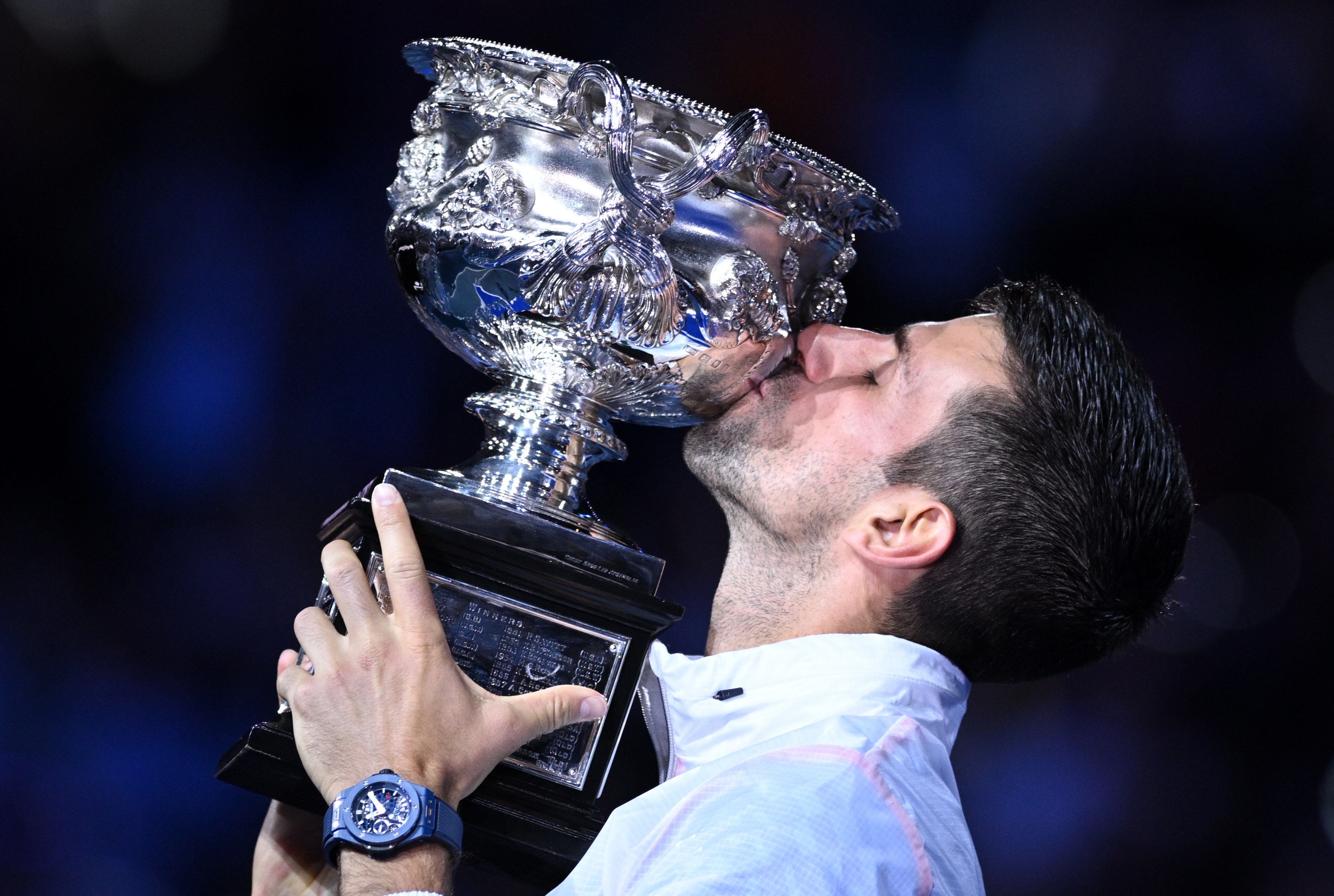 El tenista serbio Novak Djokovic besa la Copa Challenge de Norman Brookes tras ganar la final individual masculina contra el griego Stefanos Tsitsipas en el torneo de tenis Abierto de Australia 2023. Foto Prensa Libre (EFE)