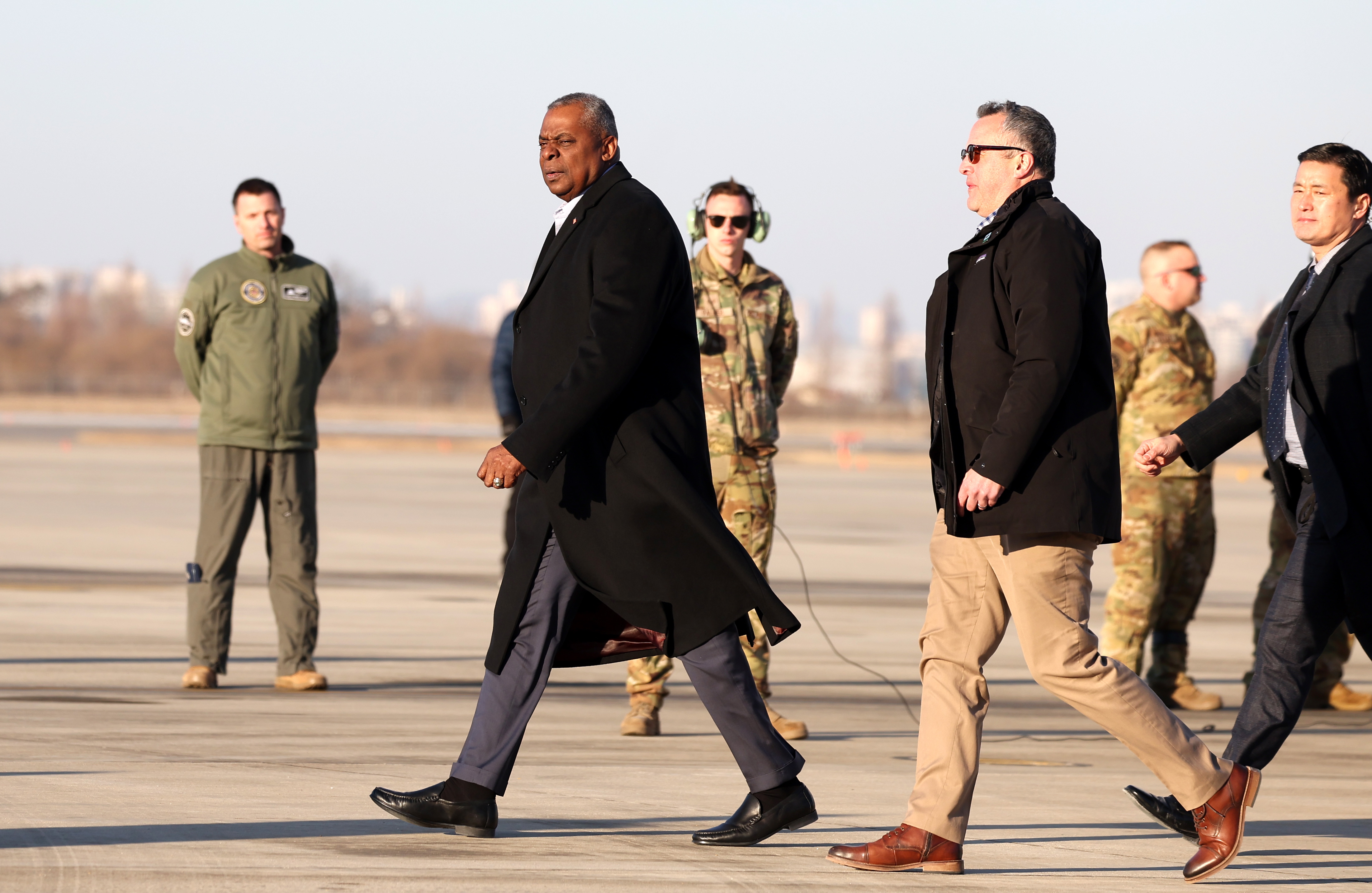 El secretario de Defensa estadounidense, Lloyd Austin (2-L), llega a la base aérea de Osan, en Pyeongtaek (Corea del Sur), el 30 de enero de 2023. (Foto Prensa Libre: EFE)
