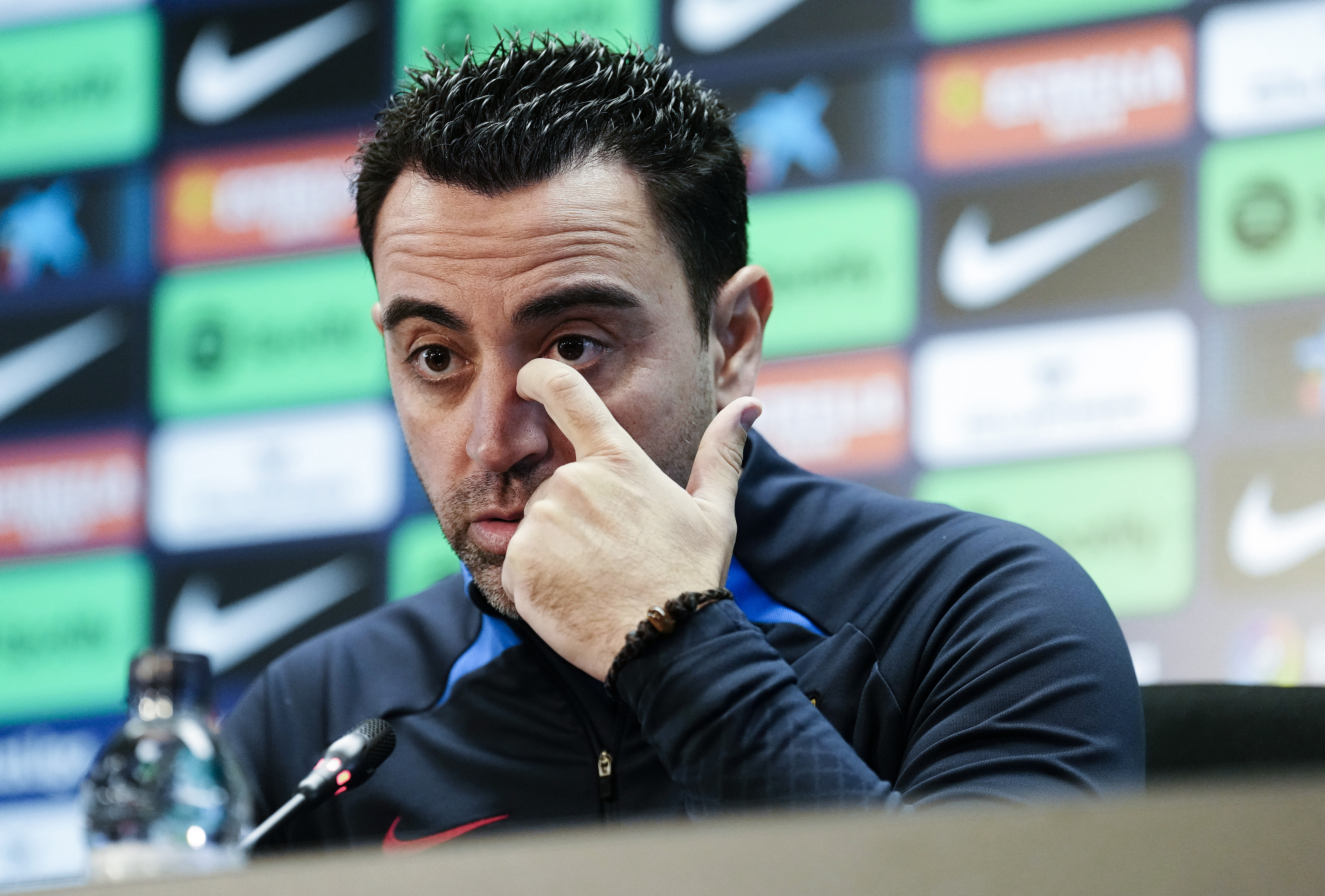 El entrenador del FC Barcelona, Xavi Hernández, durante la rueda de prensa posterior al entrenamiento que el equipo azulgrana ha realizado este martes en la ciudad deportiva Joan Gamper. (Foto Prensa Libre: EFE)
