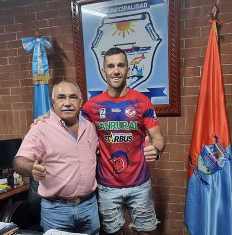 Javier Irazún fue presentado este jueves en las oficinas del equipo Iztapa. (Foto Prensa Libre: Deportivo Iztapa)