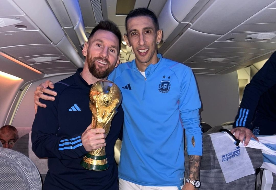 Lionel Messi y Ángel Di María posan con la Copa del Mundo. Foto Prensa Libre (leomessi)