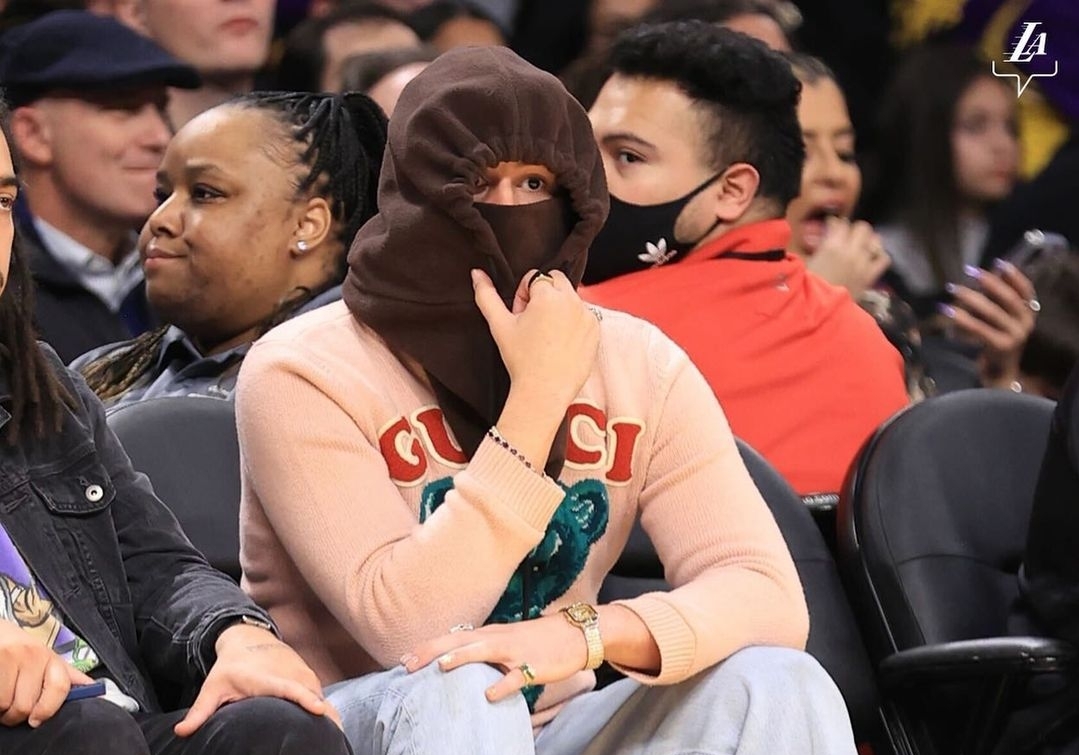 Disfrutando de la NBA: Bad Bunny fue captado en un duelo de los Lakers