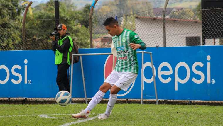 Óscar Santis fue autor del segundo gol de Antigua GFC contra Cobán Imperial. Foto Prensa Libre (Antigua GFC)