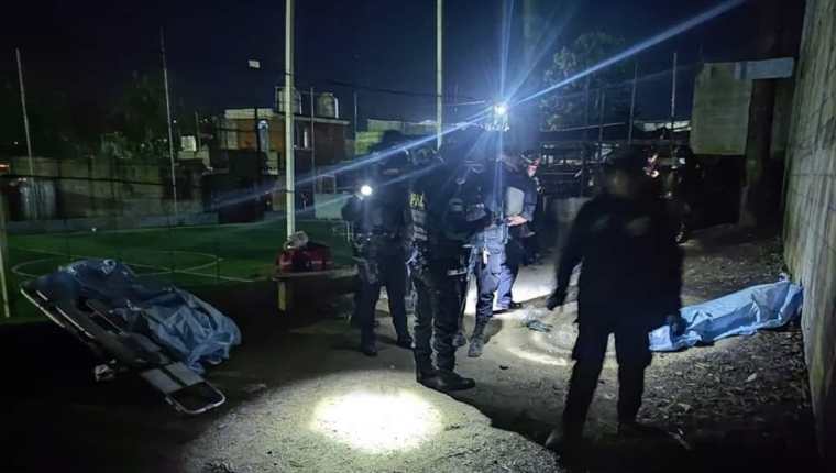Cuatro personas murieron en forma violenta afuera de unas canchas deportivas en un sector de Chimaltenango este 29 de enero, confirman fuerzas de seguridad. (Foto Prensa Libre: cortesía Bomberos Voluntarios).