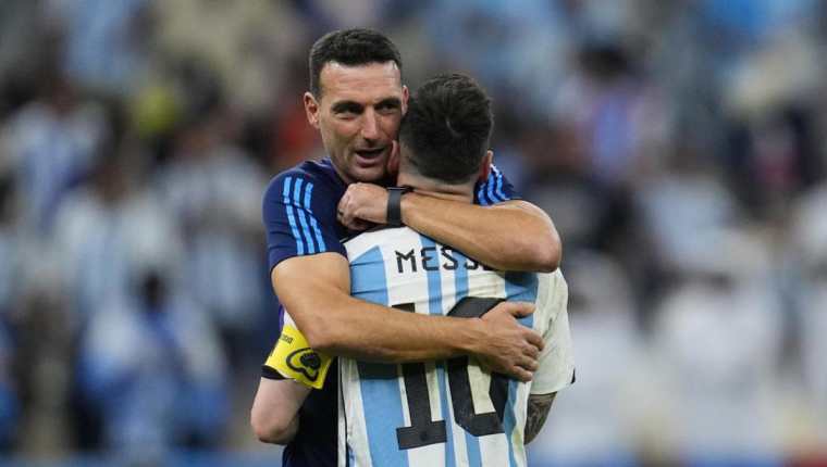 El técnico argentino tiene un encanto especial con Lionel Messi. (Foto Prensa Libre: AFP)