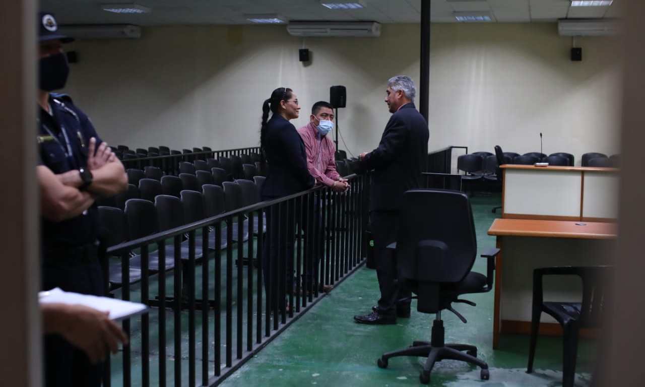 La audiencia de inicio del juicio en el caso Hogar Seguro fue suspendida otra vez, al tiempo que parientes de las víctimas claman por justicia. (Foto Prensa Libre: Carlos Hernández)