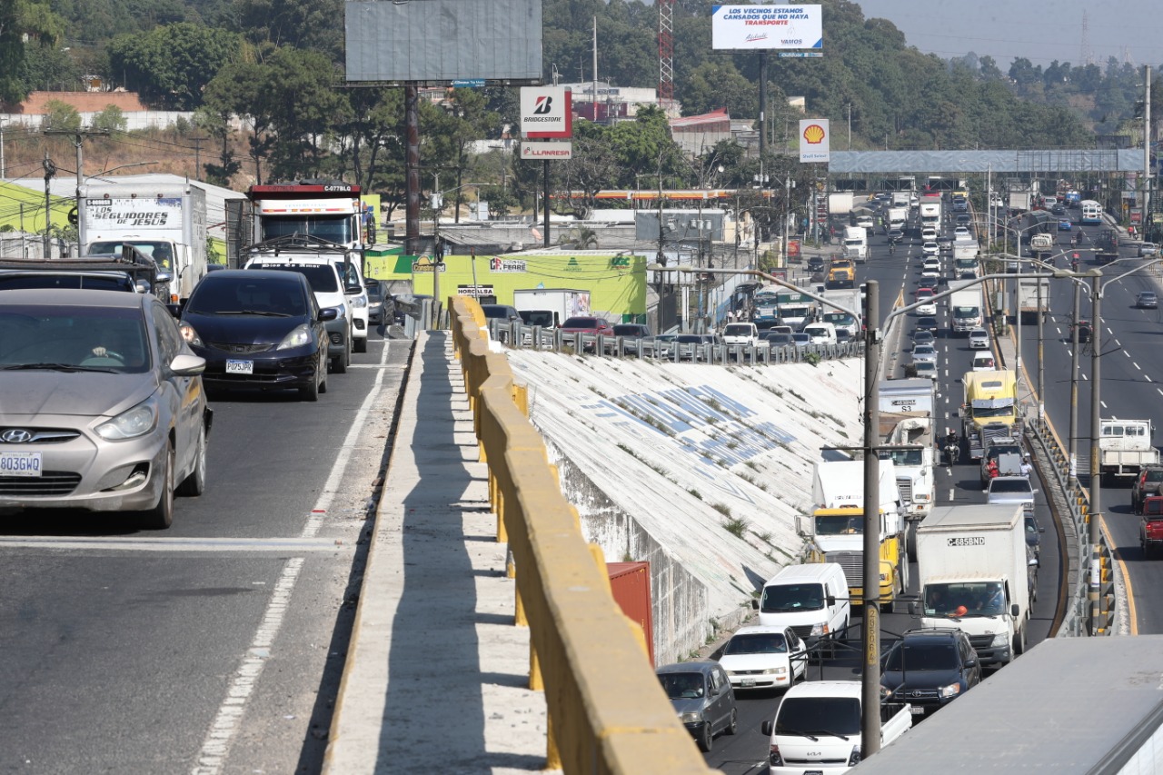Las reparaciones en el puente Enrique Tejada Wyld continúan, aunque el tráfico para ingresar a Villa Nueva se torna difícil. (Foto Prensa Libre: Roberto López)