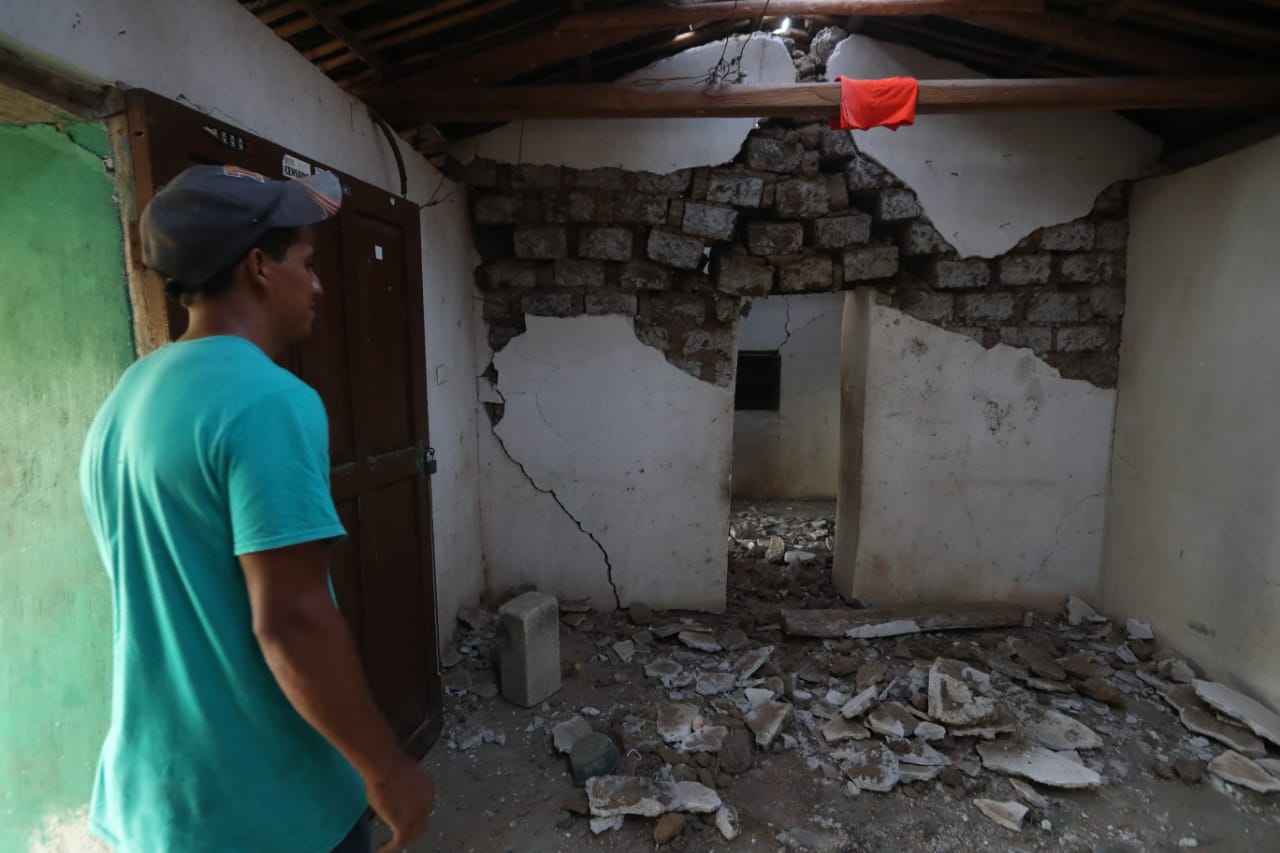 Varias casas de comunidades de Jalpatagua, Jutiapa, tienen daños a causa de una serie de sismos. (Foto Prensa Libre: Roberto López)
