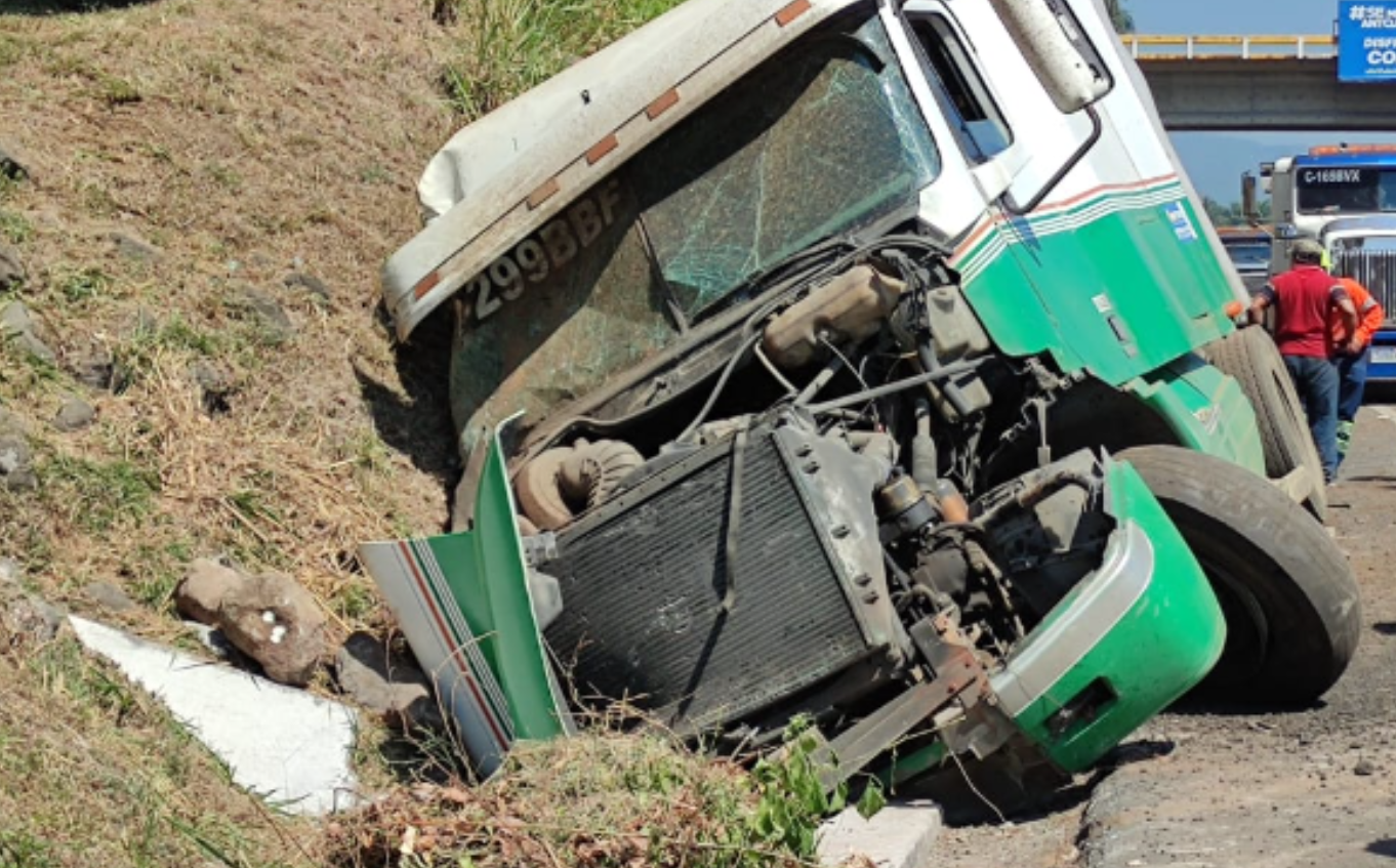 Accidente en el km 54 de la Autopista Palín-Escuintla. 