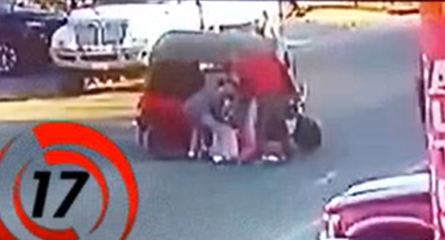 Video: motocicleta impacta contra mototaxi y lo deja volcado a media carretera
