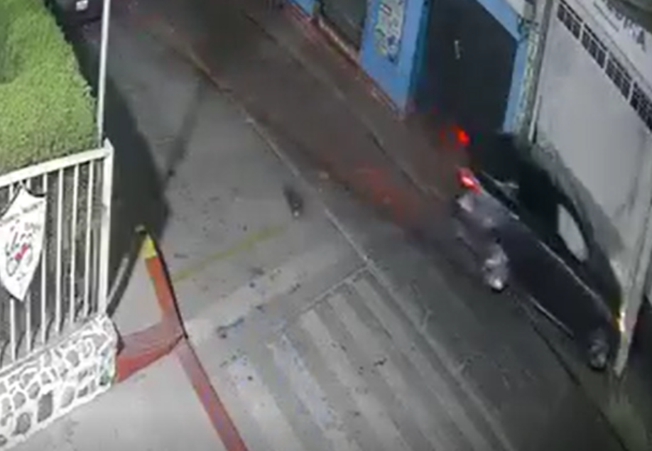 Video: el momento en que vehículo descontrolado choca en dos ocasiones y luego continúa la marcha