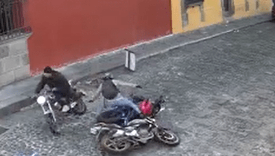 Imprudencia y excesiva velocidad: video muestra cómo motoristas se accidentan en Antigua Guatemala