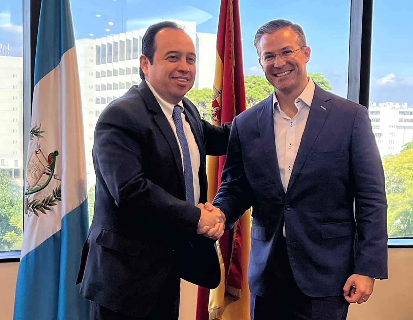 Jorge Luis Cabrera, gerente general de InterBanco; y Salvador Paiz, presidente de Funsepa. Foto Prensa Libre: Cortesía