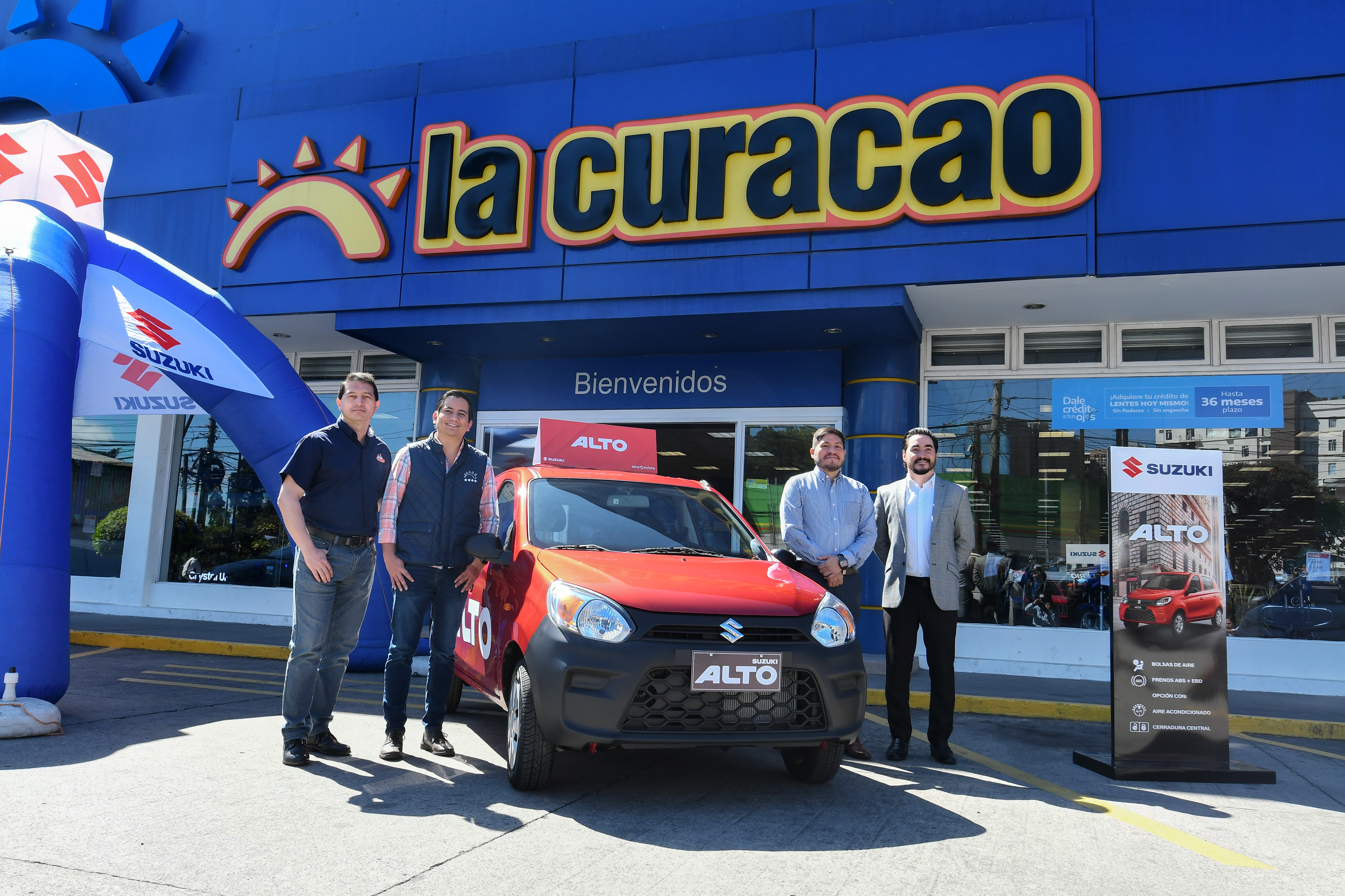 Roberto Duque, gerente de compras de Grupo Unicomer; César Hernández, gerente de Servitorial; Luis Pedro Cruz, gerente de productos de Grupo Unicomer; y Édgar Maselli, gerente de marca de Autos Suzuki. Foto Prensa Libre: Sergio Muñoz