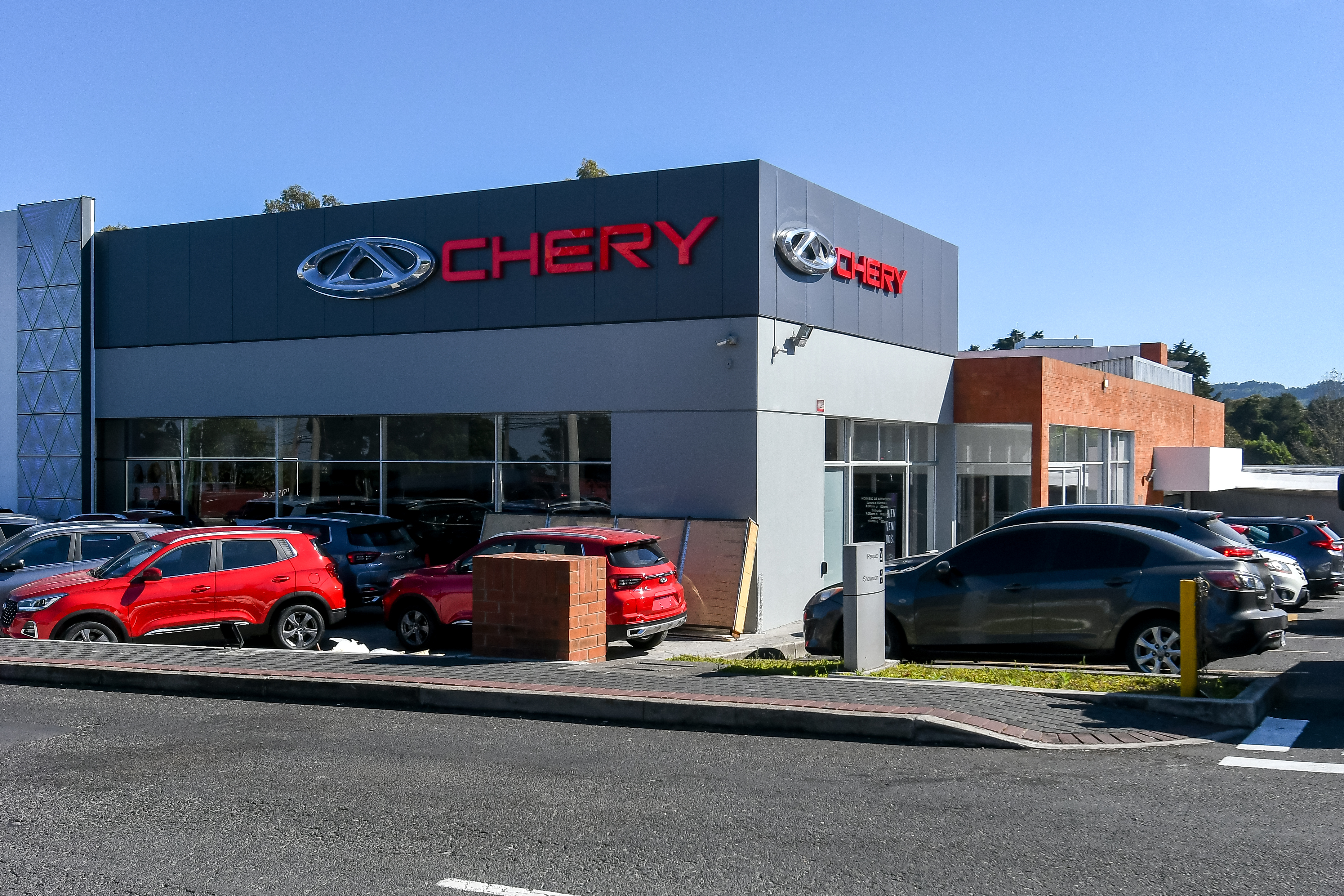 La nueva sala de ventas se encuentra en el área comercial de carretera a el Salvador, KM 15.8, a la par de uno de los talleres de Grupo Q. Foto Prensa Libre: Sergio Muñoz