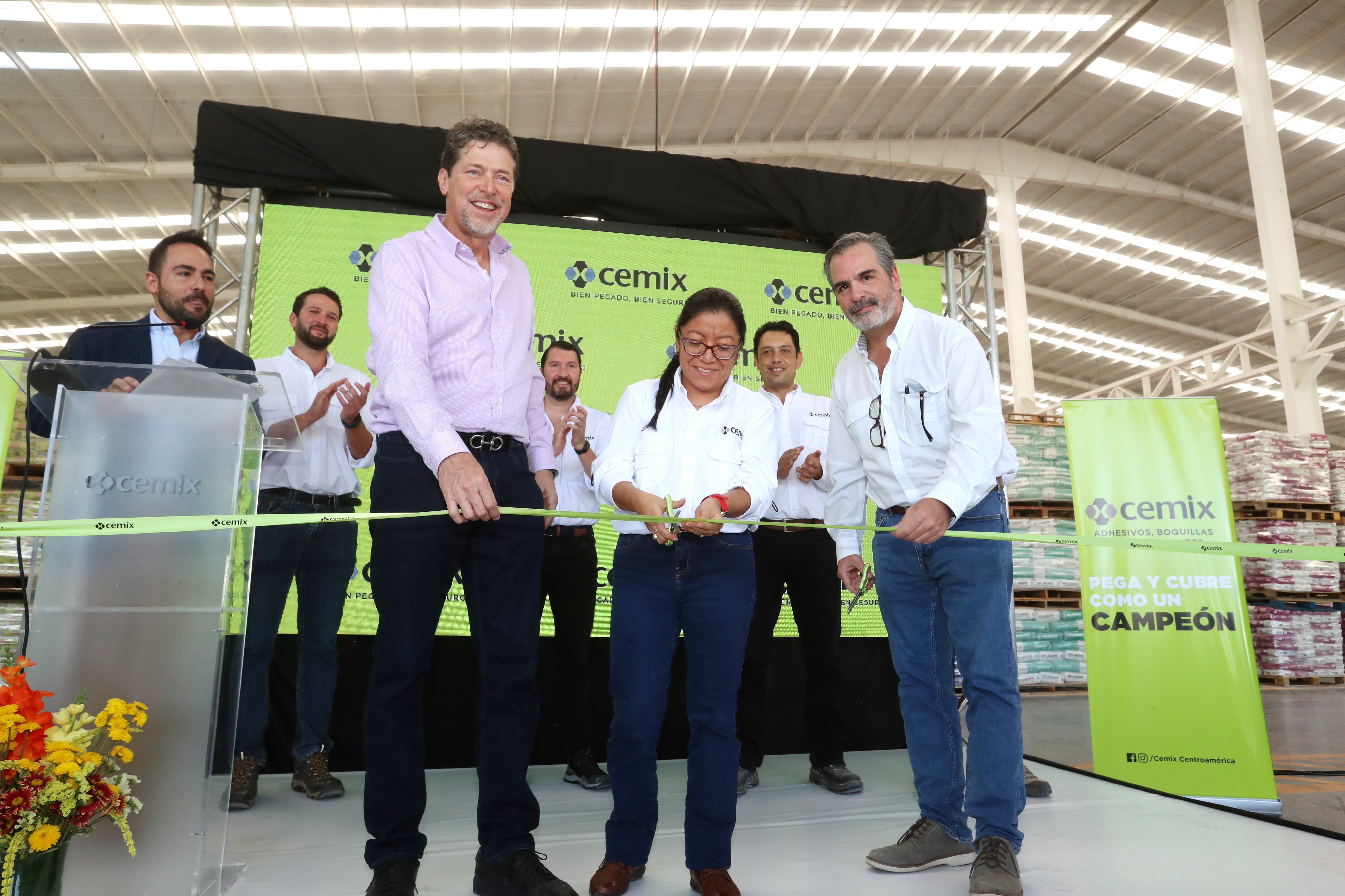 Directivos del Grupo Cemix Guatemala realizaron el corte de la cinta, como parte de la inauguración de la nueva planta. Foto Prensa Libre: Juan Diego González