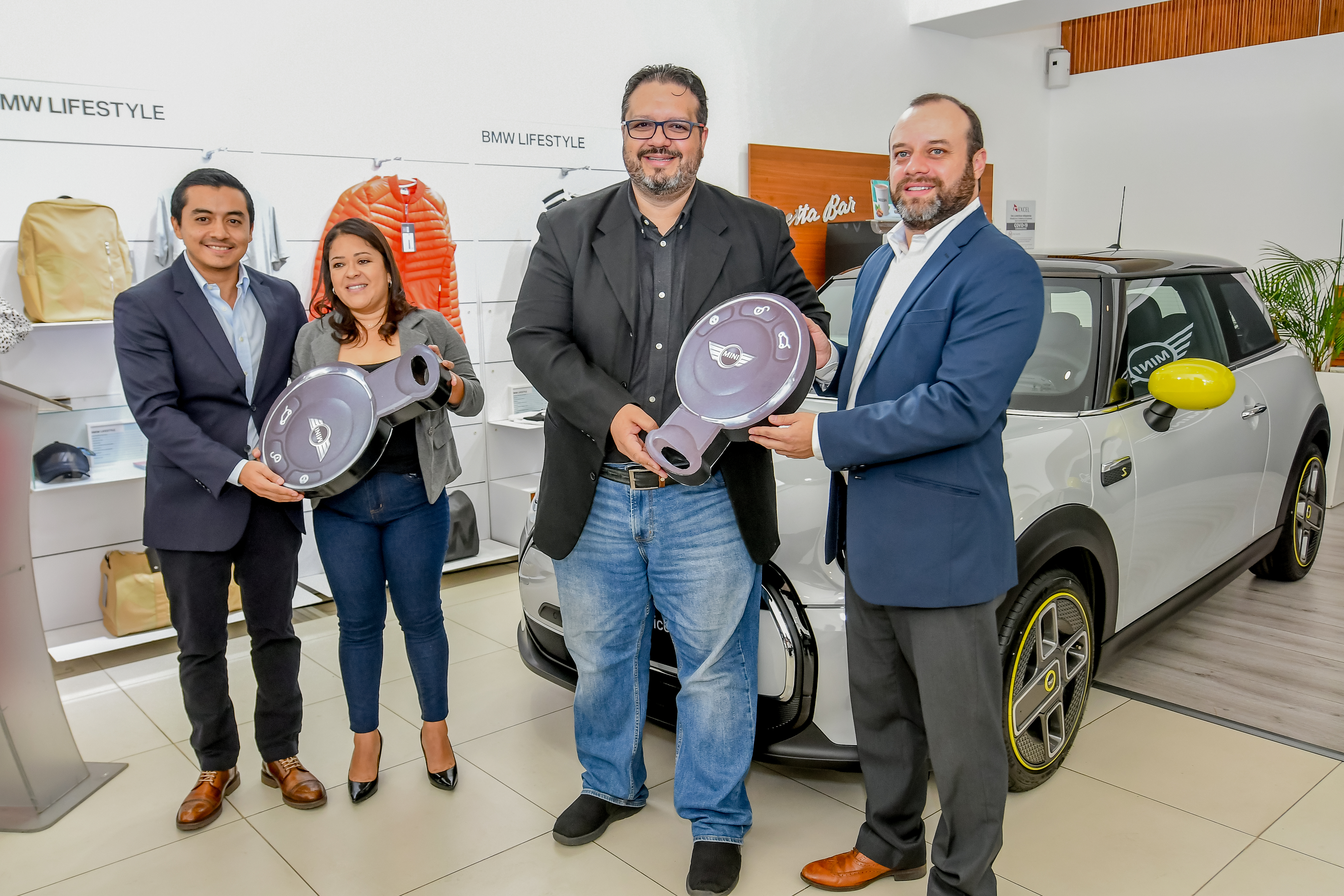 BAC Credomatic cumple el sueño de dos guatemaltecos en ser los afortunados ganadores de un automóvil MINI 100% eléctrico, al realizar sus pagos de fin de año en los POS. Foto Prensa Libre: Sergio Muñoz