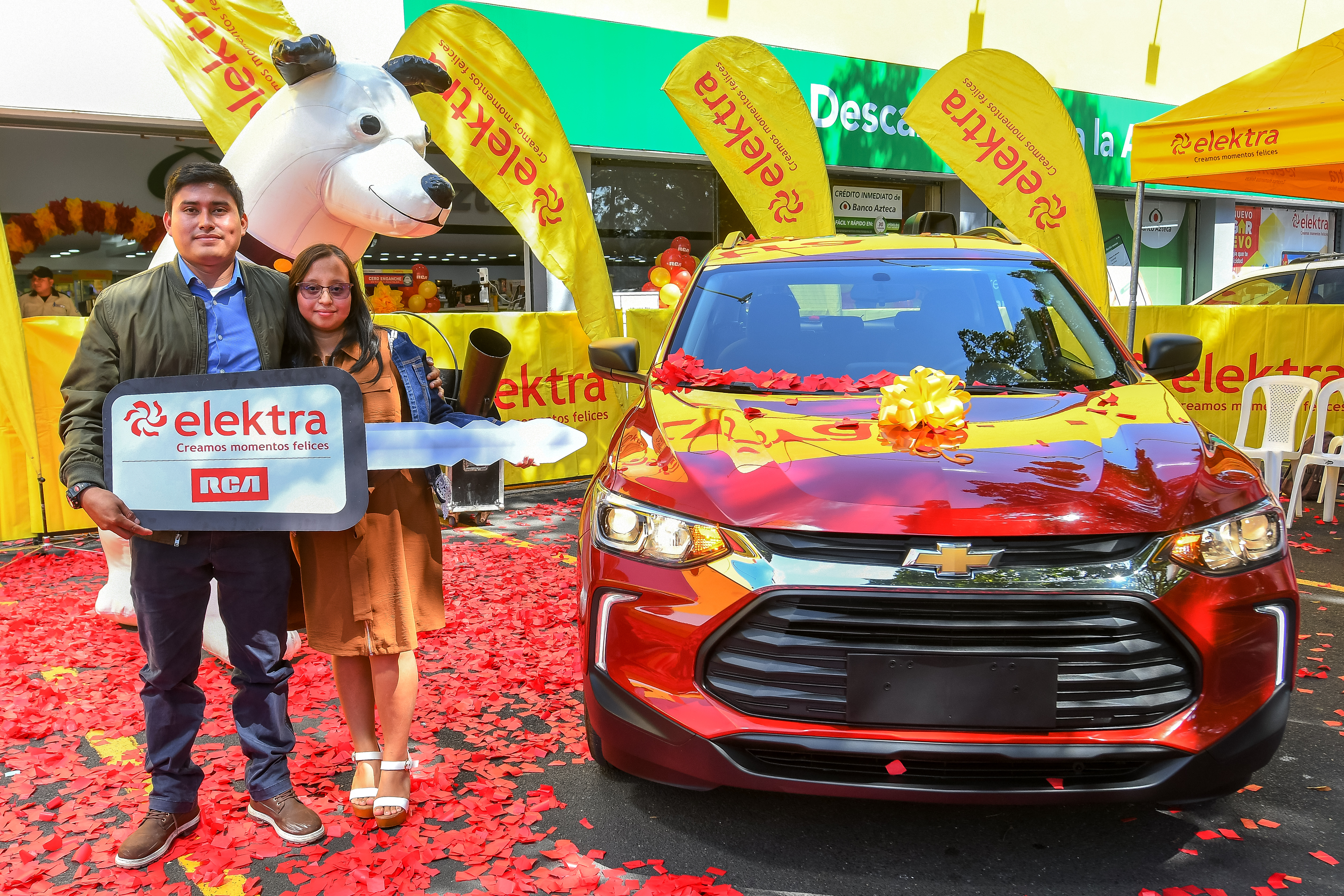 Pablo Hernández junto a su esposa Nataly López, los felices ganadores de la Chevrolet Tracker 2023. Foto Prensa Libre: Sergio Muñoz